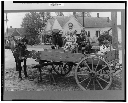 Farmer's family waiting to go home on Saturday afternoon. Enterprise, Alabama
