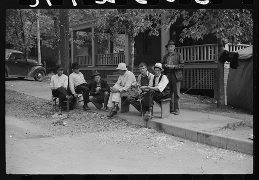 Picketing. Copper miners on strike waiting for scabs to come out of mines. Ducktown, Tennessee