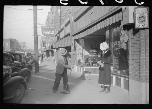 Street in Mebane, North Carolina in morning before tobacco auction sale