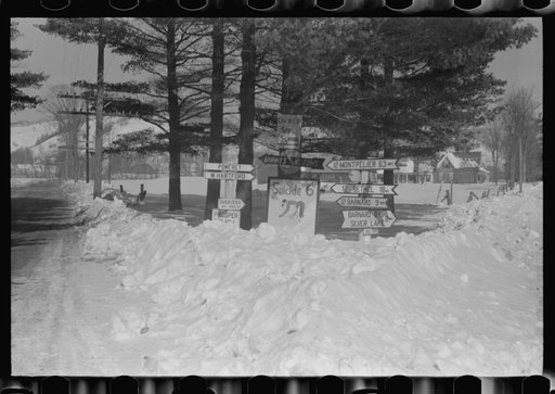 Crossroads showing ski signs near Woodstock, Vermont