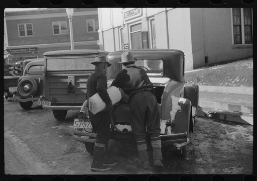 Farmers putting groceries in back of car, Saturday afternoon. Woodstock, Vermont
