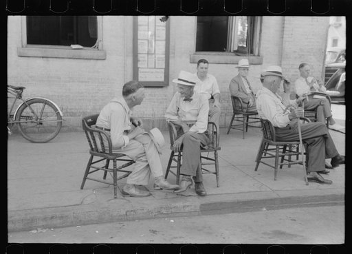 Farmers exchanging news and greetings on Saturday afternoon in front of courthouse. Versailles, Kentucky