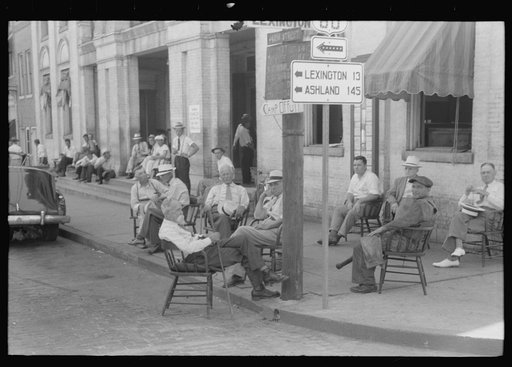 Farmers exchanging news and greetings on Saturday afternoon in front of courthouse. Versailles, Kentucky