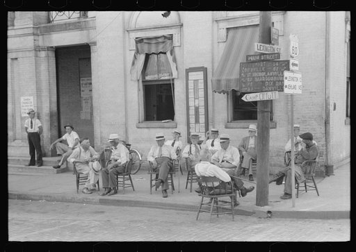 Farmers exchange news and greetings in front of courthouse on Saturday. Versailles, Kentucky