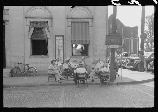 Farmers exchange news and greetings in front of courthouse on Saturday afternoon. Versailles, Kentucky