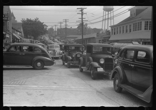 Traffic congestion in Groton, Connecticut, at afternoon change of shift of Electric Boat Works