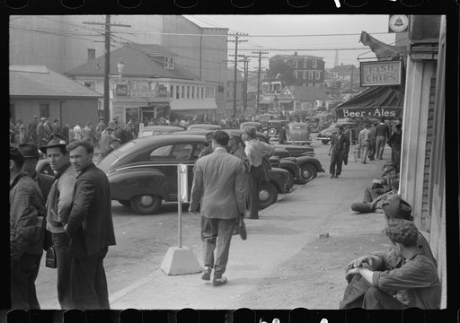 Traffic congestion in Groton, Connecticut, at afternoon change of shift of Electric Boat Works