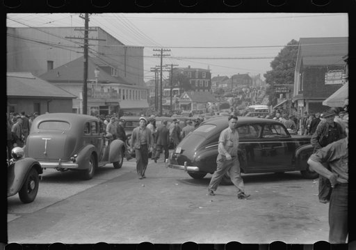 Traffic congestion in Groton, Connecticut, at afternoon change of shift of Electric Boat Works
