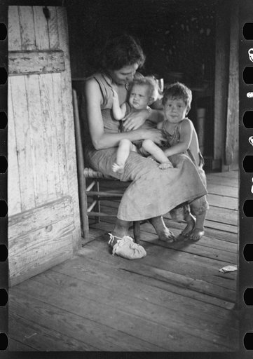 Untitled photo, possibly related to: Lily Rogers Fields and children. Hale County, Alabama