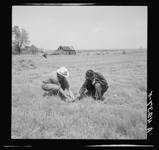 Rehabilitation client and county supervisor discuss planting problems. Cherokee County, Kansas