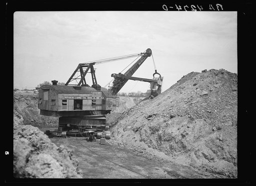 Strip mining operations with a thirty-two cubic yard steam shovel. Cherokee County, Kansas