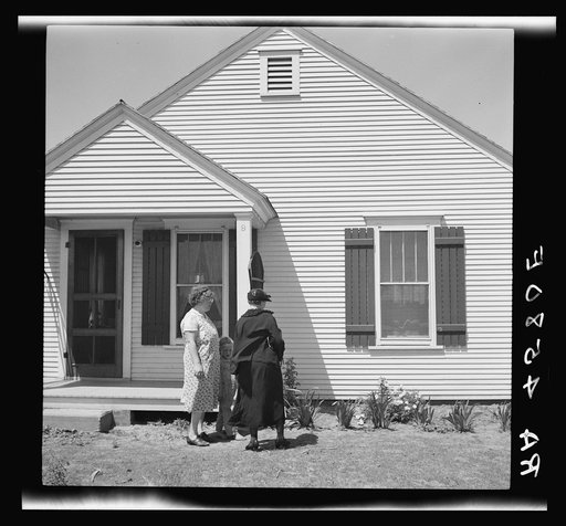 Home supervisor and farm wife discuss home problems. Fairbury Farmsteads, Nebraska