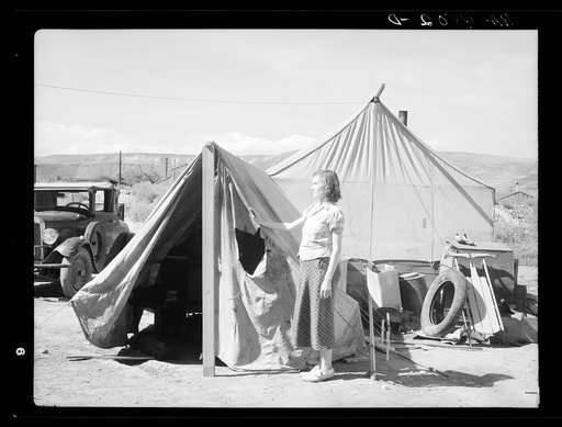 Many fruit tramps live in tents like these. Yakima, Washington