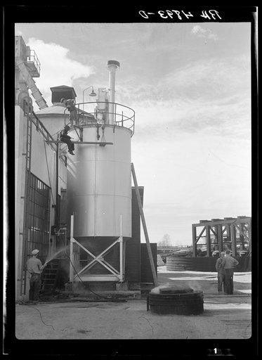 Wood pulp paper plant at Longview affords employment for many of the homesteaders. Washington