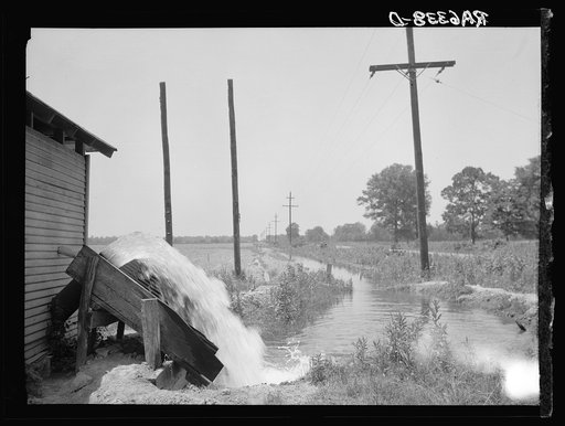 An electric pump, one of the newest type water pumps in Arkansas. Rice farming business near Harrisburg. This farm figures expenses of sixty dollars a day, covering everything from electricity to labor, from the day of tilling the soil until the reaping of the rice