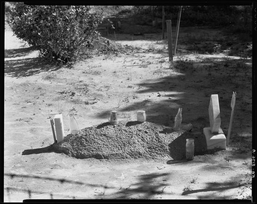 Sharecropper's grave. Hale County, Alabama