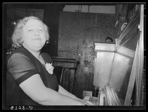 Mildred Irwin, entertainer, in saloon at North Platte, Nebraska