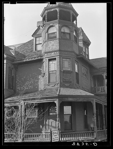Rooming house in Omaha which offers parking space for trailers during the winter. Omaha, Nebraska