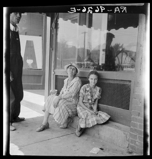 Farm folk spend a day in town. Eden, Alabama