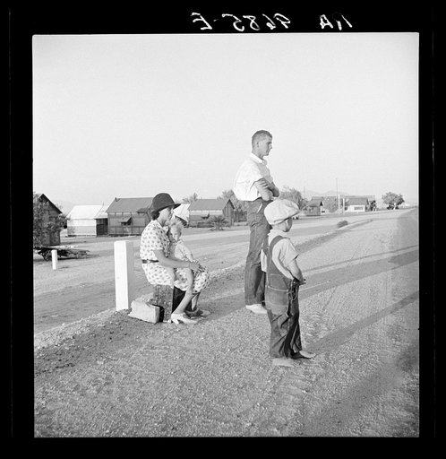 Example of self-resettlement in California. Oklahoma farm family on highway between Blythe and Indio