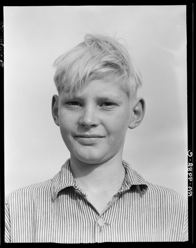 Son of migratory worker from Kansas in squatters' camp near Farmersville, California
