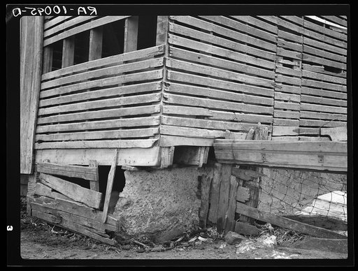 Detail of corn crib on Lyle Askedland farm, six hundred forty acres, near Armstrong, Iowa. This building has received little or no attention in twenty years. This farm until recently was owned by absentee estate. Is now owned by loan company