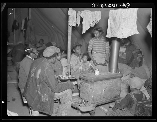 Negro flood refugees at meal time. Charleston, Missouri