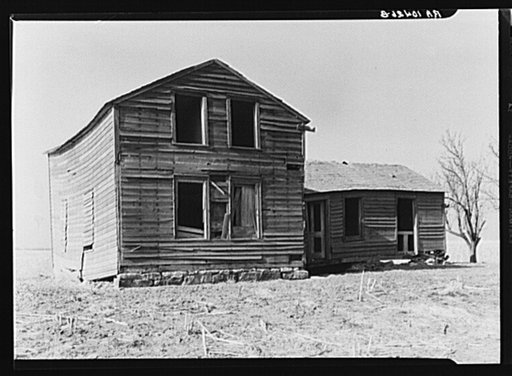 An abandoned farmhouse in LaSalle County, Illinois. The trend toward planting larger units has caused the abandonment of many former farmhouses