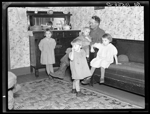 Tip Estes, Indiana hired hand, with four of his nine children. Near Fowler