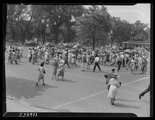 Washington, D.C. Bureau of Engraving and Department of Agriculture employees crossing Independence Avenue, S.W.