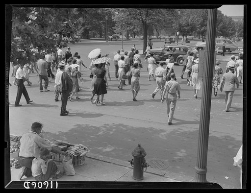 Washington, D.C. Bureau of Engraving and Department of Agriculture employees crossing Independence Avenue, S.W.