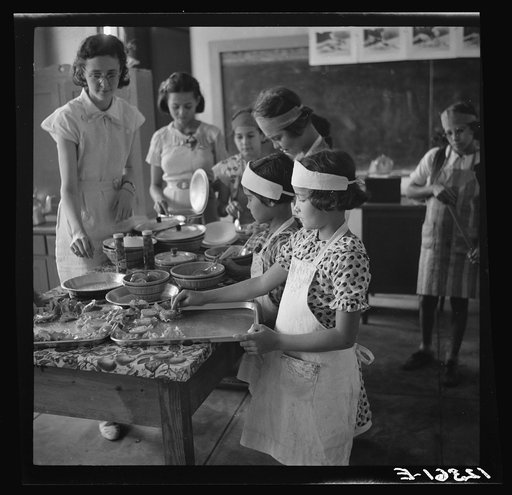 Children studying domestic science in the La Plata project. Puerto Rico