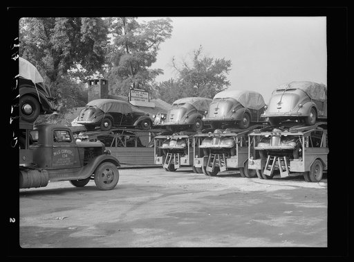 Automobile convoys at Amity Hall, Pennsylvania