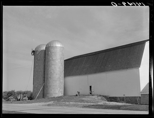 Silo and barn near Niagara, New York