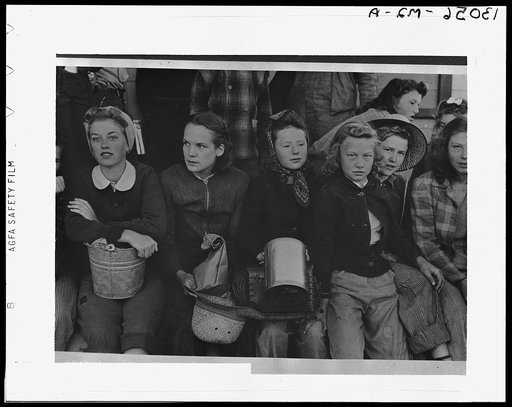 High school girls who are going to the pea fields. Nampa, Idaho
