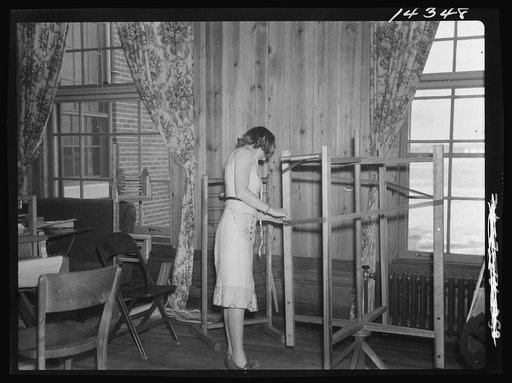 Bishopville, South Carolina. Beginning of a warp in the weaving laboratory on the Ashwood Plantation. [Untitled