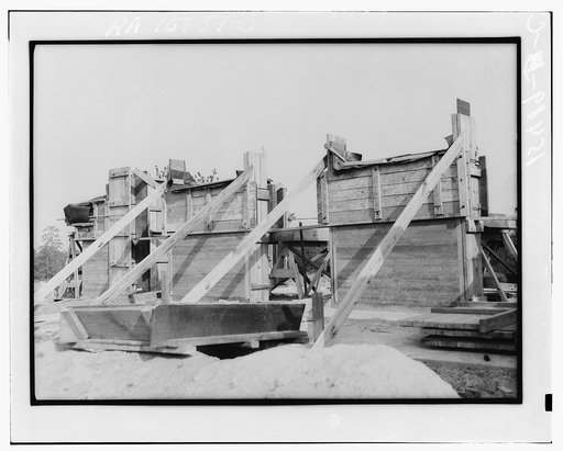 Rammed earth construction near Birmingham, Alabama. The bulkheads are firmly braced so as to maintain vertical alignment