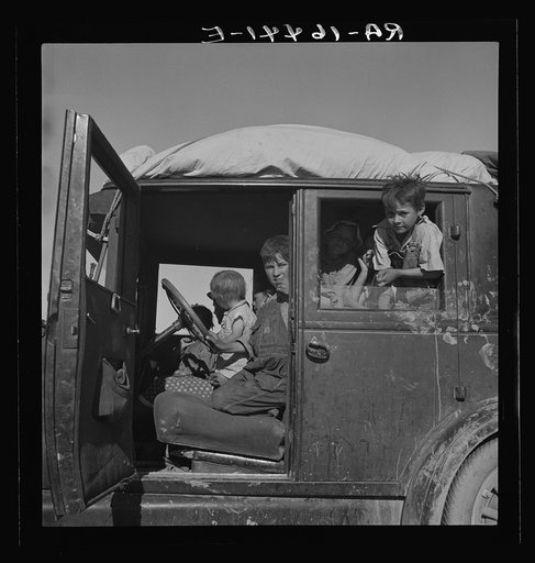 Migrant children from Oklahoma on California highway