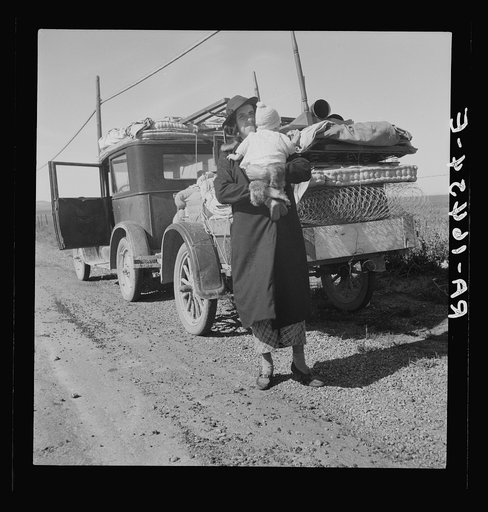Untitled image, possibly related to: Missouri family of five, seven months from the drought area. "Broke, baby sick, car trouble." U.S. 99 near Tracy, California