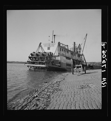 Stern wheeler pulled up to the municipal levee at Greenville, Mississippi