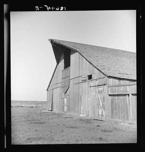 Near Manteca, California. Barn of Farm Security Administration (FSA) tenant purchase client