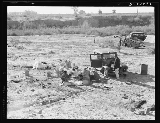 Migratory families at 7 a.m. near Imperial Valley, California