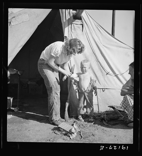 Untitled photo, possibly related to: In a carrot pullers' camp near Holtville, California