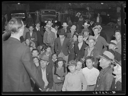 Kern County, California. Night street meeting of cotton strikers near end of defeated strike. Strikers received seventy-five cents per 100 pounds; demanded one dollar. In 1910 cotton growers in Imperial County advertised for pickers in the Southwest to come to Imperial Valley to pick for one dollar 