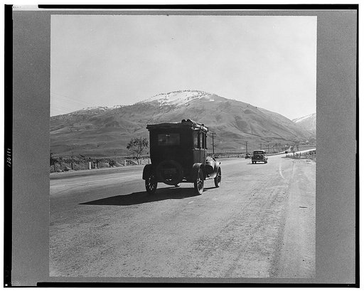 U.S. 99, Kern County, California. Migrants travel seasonally back and forth between Imperial and San Joaquin Valleys over this ridge