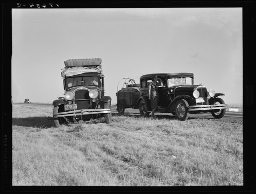 Between Tulare and Fresno. (See general caption). Two families originating from Independence, Kansas, on U.S. 99. Started out from Fresno that morning for work cotton chopping