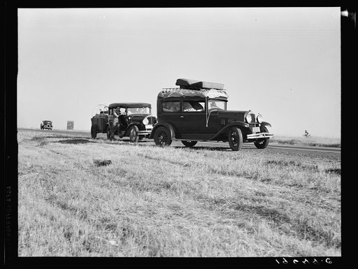 Between Tulare and Fresno (see general caption). Two families originating from Independence, Kansas, on U.S. 99. Started out from Fresno that morning for work cotton chopping