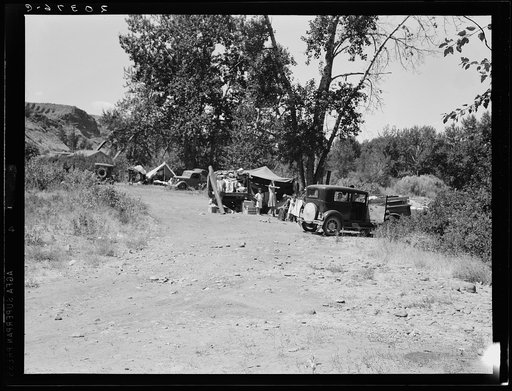 Three migratory families in "Ramblers Park." Washington, Yakima Valley
