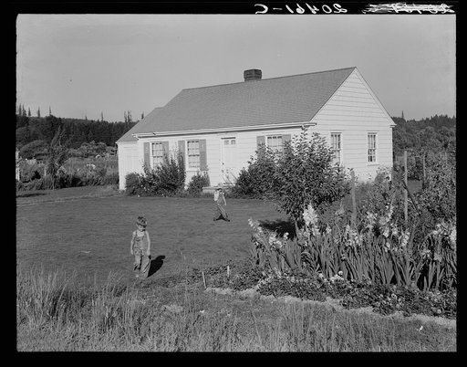 Washington, Cowlitz County, Longview. On the Longview homesteads (Farm Security Administration) initiated in 1934. A project of sixty units where practically all are employed in one large lumber mill