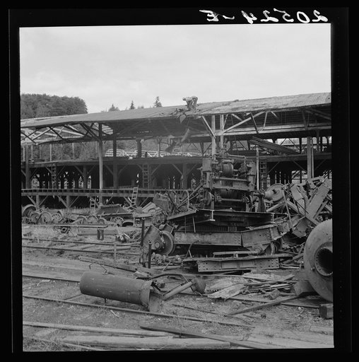 Dismantling the Mumby Lumber Mill after thirty five years operation. Malone, western Washington. See general caption number 39